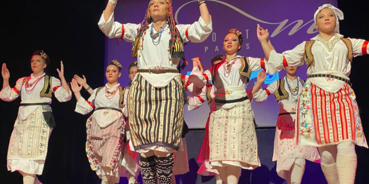 Folklorni vulkan u srcu Pariza