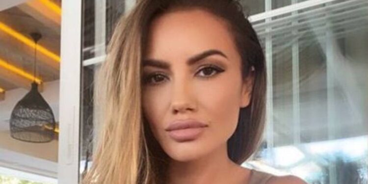U petoj deceniji pokazala zadnjicu: Sindi pozirala u minijaturnom bikiniju i zapalila mreže (FOTO)