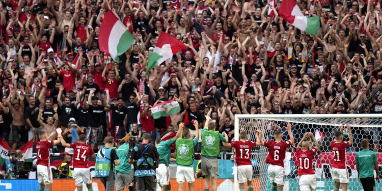 UEFA dozvolila Mađarima da ističu zastavu sa srpskom teritorijom