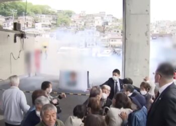 Bačena dimna bomba na premijera Japana (VIDEO)