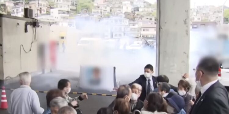 Bačena dimna bomba na premijera Japana (VIDEO)