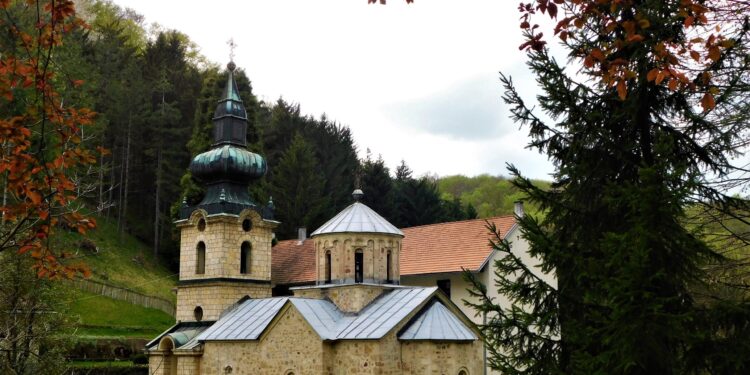 U Manastiru Tronoša kod Loznice upaljene sveće koje štite njive i voćnjake