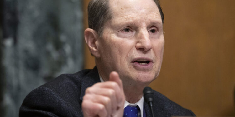 SAD: Senator Vajden traži istragu o korišćenju američke tehnologije u Rusiji