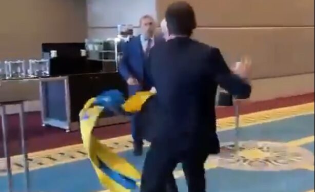 Ukrajinski delegat udario u lice ruskog kolegu u Ankari (VIDEO)