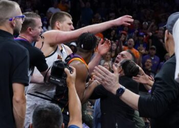 Incident – Jokić odgurnuo vlasnika Finiksa, moguća suspenzija (VIDEO)