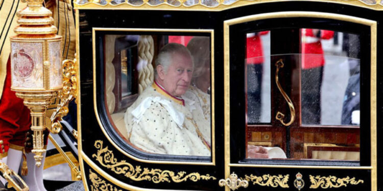 “Bože čuvaj kralja Čarlsa”: U Londonu u toku ceremonija krunisanja Čarlsa Trećeg