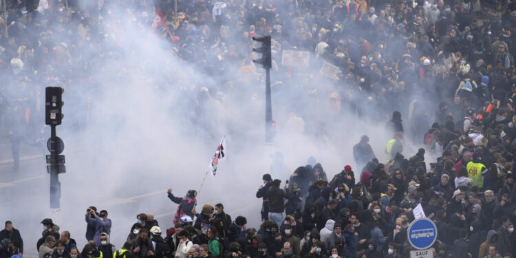 Prvomajski protesti širom Francuske obeleženi sukobima demonstranata i policije