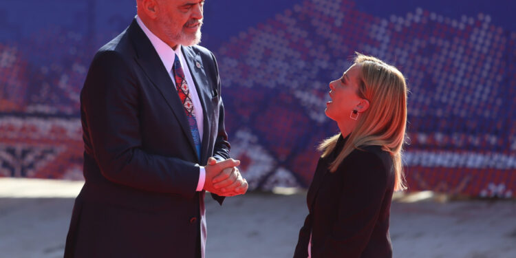 Edi Rama iznenadio italijansku premijerku – poljupcem (VIDEO)