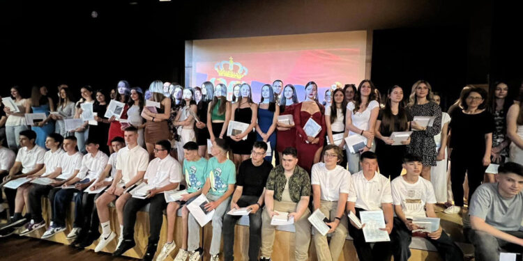 Slavlje uz diplome i balone