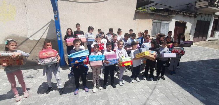 Deca iz Eparhije bačke obradovala vršnjake sa Kosova i Metohije
