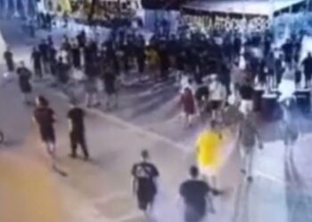 Pojavio se novi snimak tuče navijača Dinama i AEK-a (VIDEO)