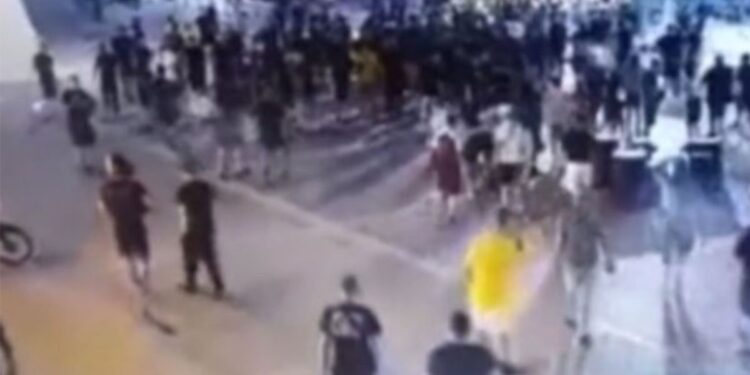 Pojavio se novi snimak tuče navijača Dinama i AEK-a (VIDEO)
