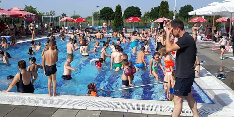 Na bazenu i staro i mlado