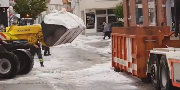 Mašine za sneg uklanjale grad u Nemačkoj