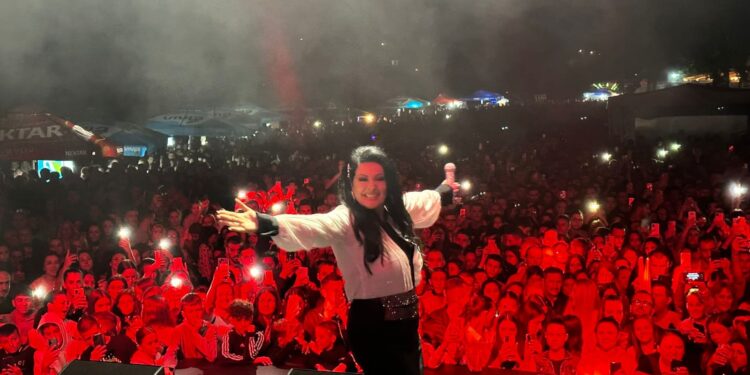 Dragana Mirković oborila rekord u Zvorniku, pa raznežila fanove emotivnom porukom (FOTO)