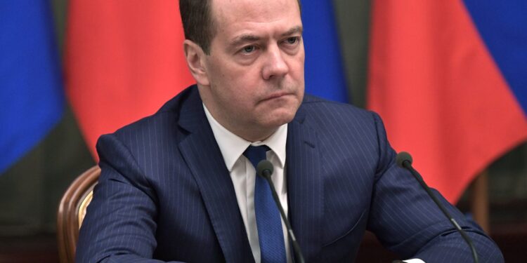 Medvedev predložio privremeno obustavljanje diplomatskih odnosa sa EU