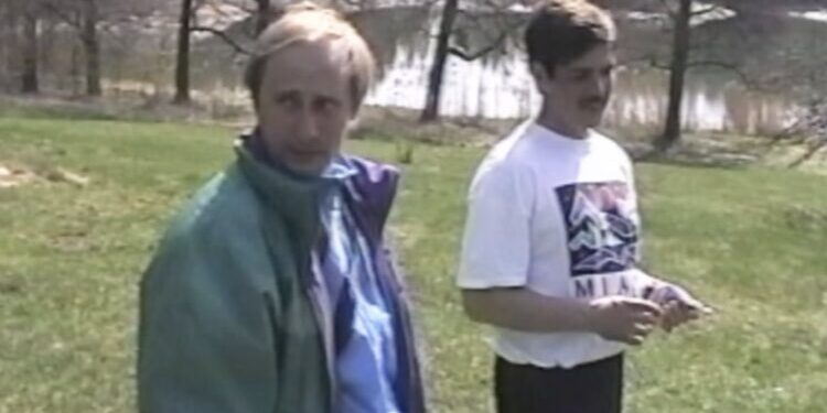 Neviđeni snimak do sada: Putin sa dužom kosom, igra pikado, stoni-tenis… (VIDEO)