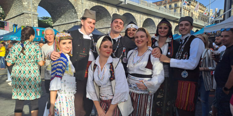 Aplauzi za srpske igre i nošnju