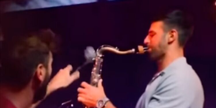 Đoković svirao saksofon na koncertu hrvatskog muzičara (VIDEO)