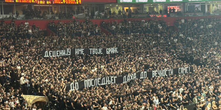 Do poslednjeg daha: Večiti derbi u Areni obeležili stihovi pesme Dragane Mirković