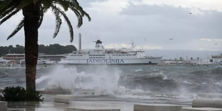 Poplavljena gotovo cela obala Splita (VIDEO)