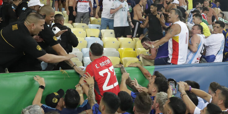 Neverovatna scena: Martinez zaustavljao pendreke! (VIDEO)