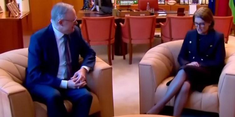 Guvernerka u klin, premijer u ploču