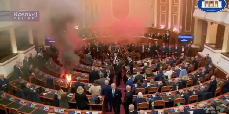 Skupština Albanije: Poslanici aktivirali dimne bombe, zapalili poslaničke klupe, Rama napustio sednicu (VIDEO)