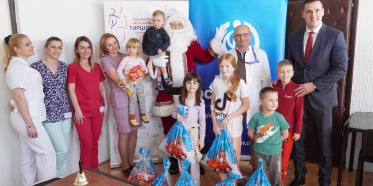 “Dunav” i ove godine obradovao decu novogodišnjim paketićima