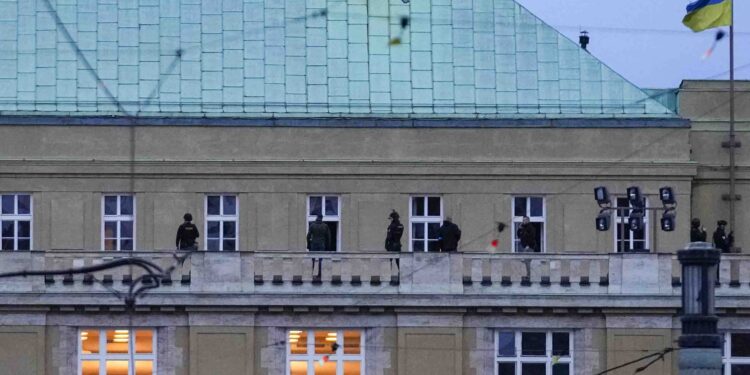 Broj ubijenih u pucnjavi u Pragu povećan na 15, napadač student fakulteta