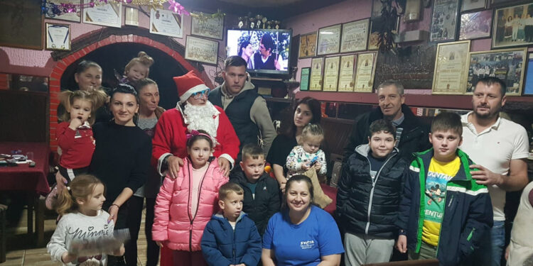 Krsta obradovao decu u domovini