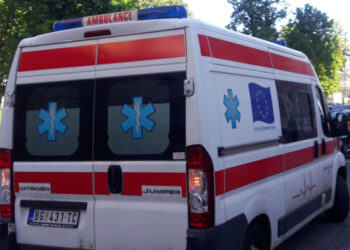 Hitna: Dečak lakše povređen u saobraćajnoj nesreći u Rakovici