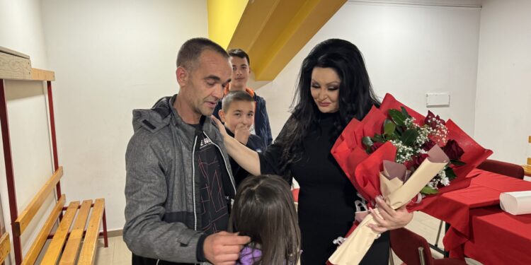 Dragana Mirković počela turneju iz Tuzle i zlatnim slovima se upisala u istoriju humanosti