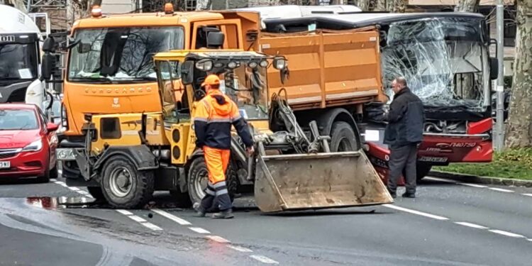 “Vesti” na licu mesta: Sudar autobusa i kamiona u Beogradu (FOTO)