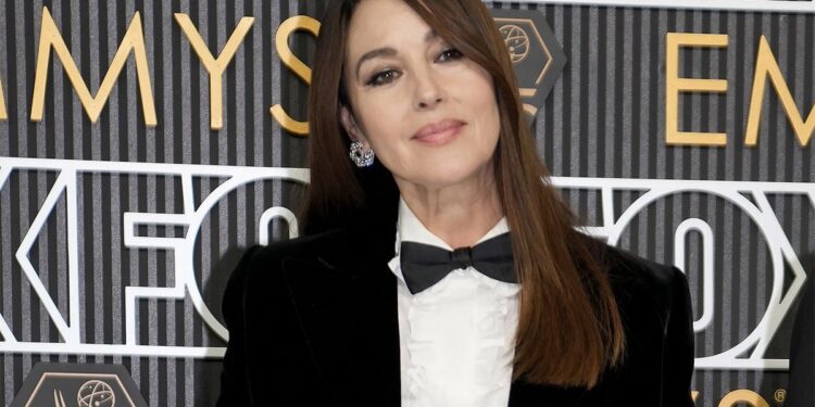 Monika Beluči se na reviji u Parizu pojavila sa kćerkom (FOTO)