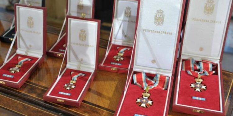 Estrada u redu za sretenjska odlikovanja: Lepa Lukić, Zorica Brunclik, Leontina…