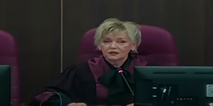 Služila Aliji, sudi Srbima