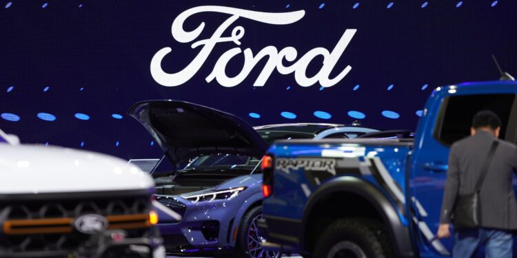 Ford gubi 365 miliona