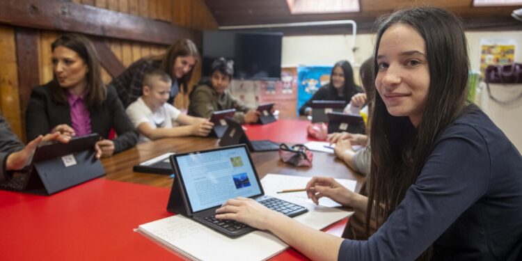 UNICEF unapređuje digitalnu pismenost u školama – razvoj digitalnih veština za 60.000 učenika, roditelja i nastavnika