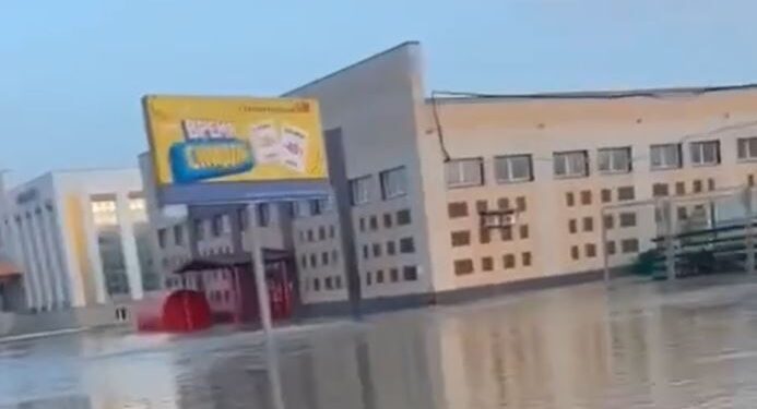Pucanje brane u Rusiji: Više od 2.500 objekata poplavljeno, evakuisano oko 4.000 ljudi (VIDEO)