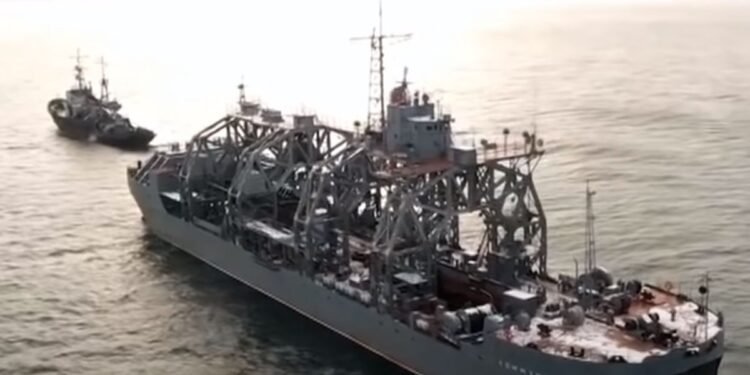 Ukrajinska vojska: Pogodili smo najstariji brod ruske mornarice (VIDEO)