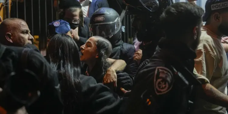 Teroristički napad u tržnom centru u Izraelu: Ima povređenih (VIDEO)