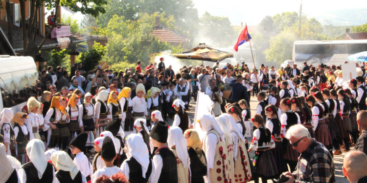 Deca u kolu uz osmeh