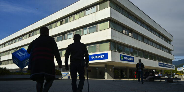 Fico u stabilnom, ali i dalje teškom stanju
