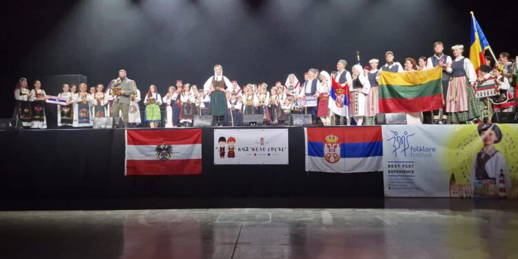 Folklor spojio osam država