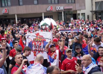 Letele stolice na sve strane: Tuča navijača Srbije i Engleske (VIDEO)