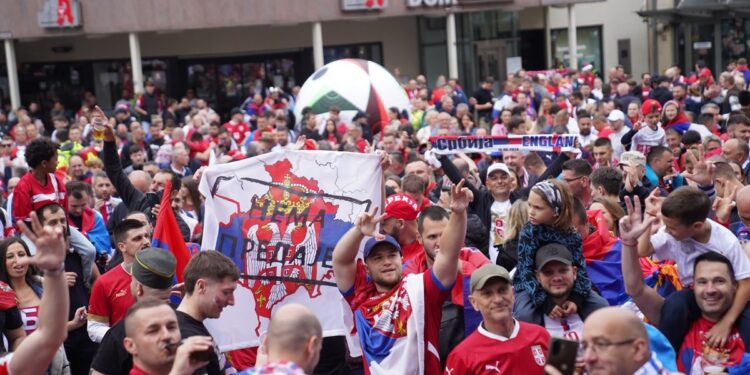 Letele stolice na sve strane: Tuča navijača Srbije i Engleske (VIDEO)