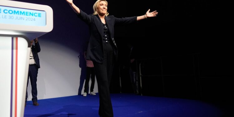 Le Pen: Makronov tabor skoro potpuno uništen