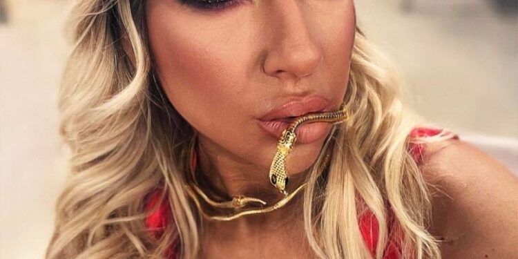 Jovana Jeremić bez odeće, a ćerka je slikala! Voditeljka na sebi nema garderobu, ali Rolex ne skida!