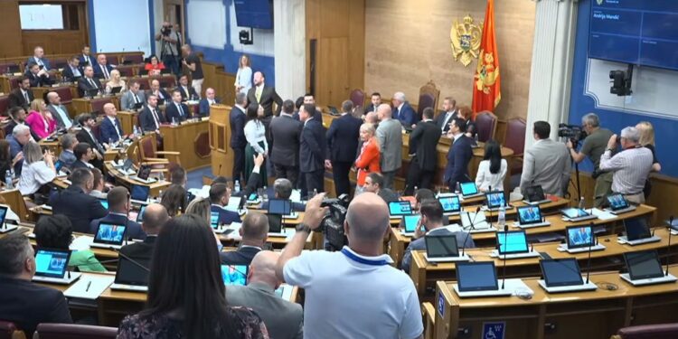 Haos u Crnoj Gori: Opozicija blokirala Spajića da dođe do govornice (VIDEO)